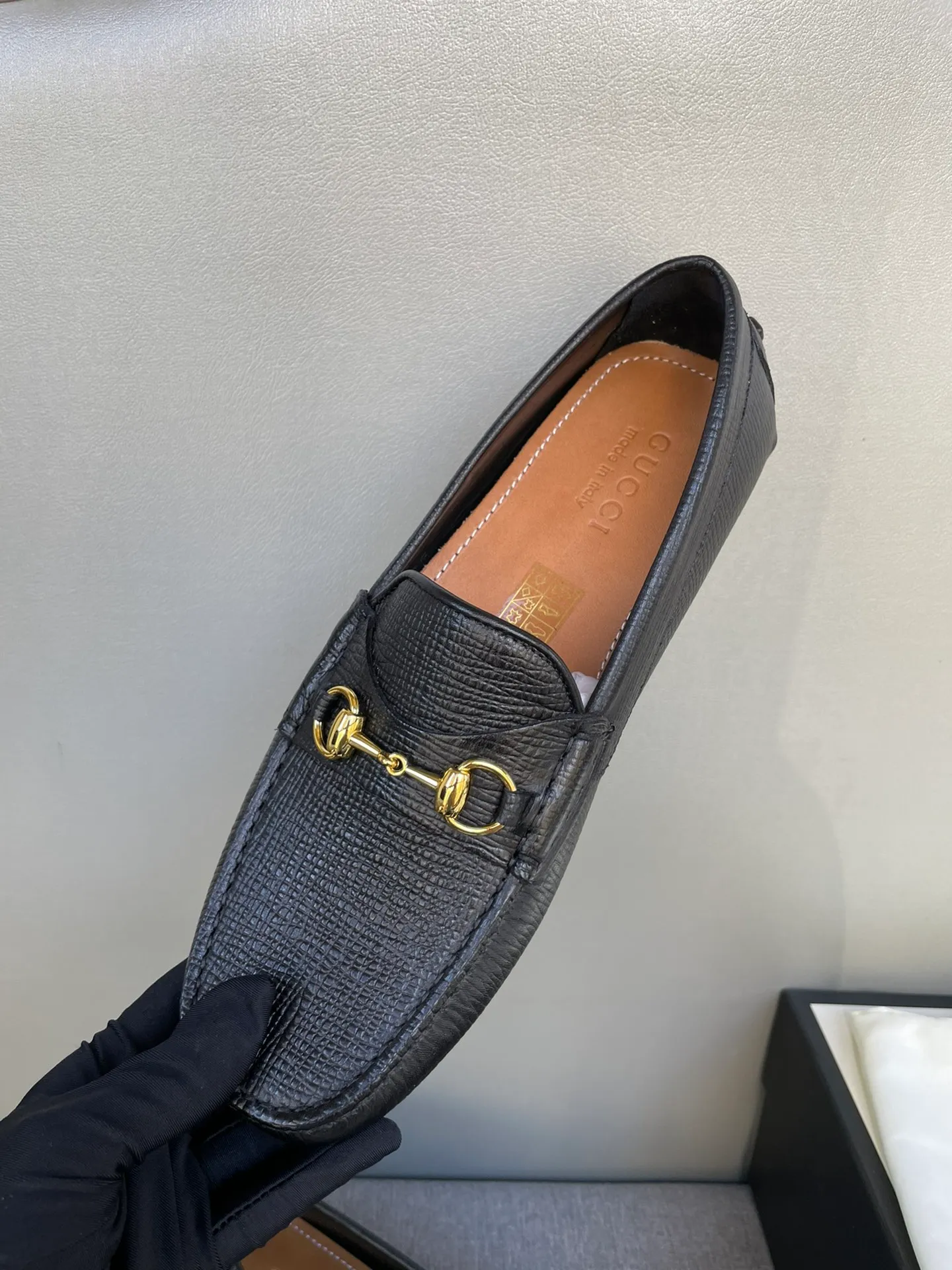 Batch 740💰[strong][strong][strong] Original order quality, new counter styles synchronized, Gucci counter new styles, handmade men's driving shoes, bean shoes, slip-on shoes, lazy shoes, exquisite hand-stitching, workmanship details comparable to the counters, Italian imported cowhide, water-dyed cowhide lining, tree paste leather feet, sweat-absorbent and odor-proof, off-white, black 39-44, large quantity in stock (38, 45 custom-made)